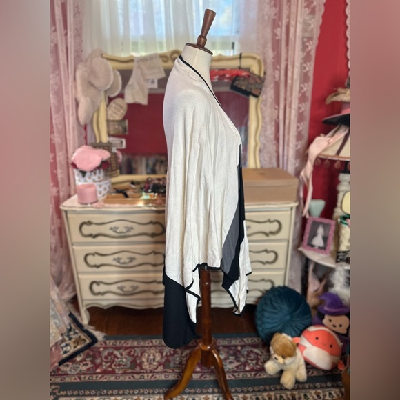 WHBM colorblock sweater cape NWOT one size - Picture 3 of 4